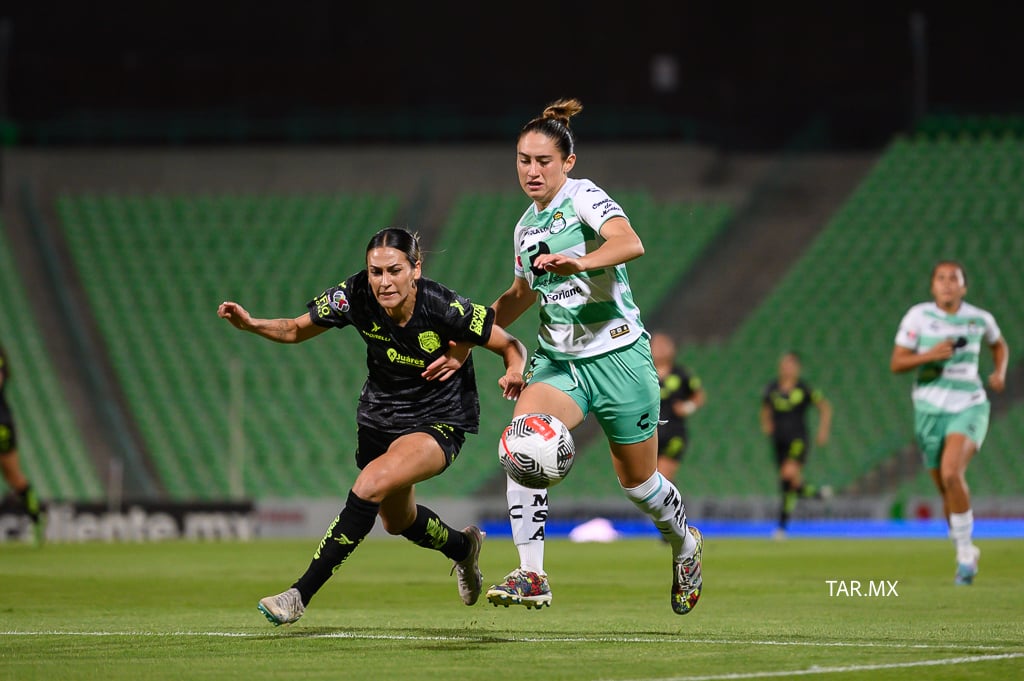 Lourdes de Leon, Santos Laguna