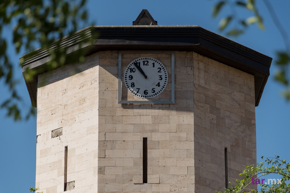 Torre del reloj en la plaza de armas de Torreón, Coahuila